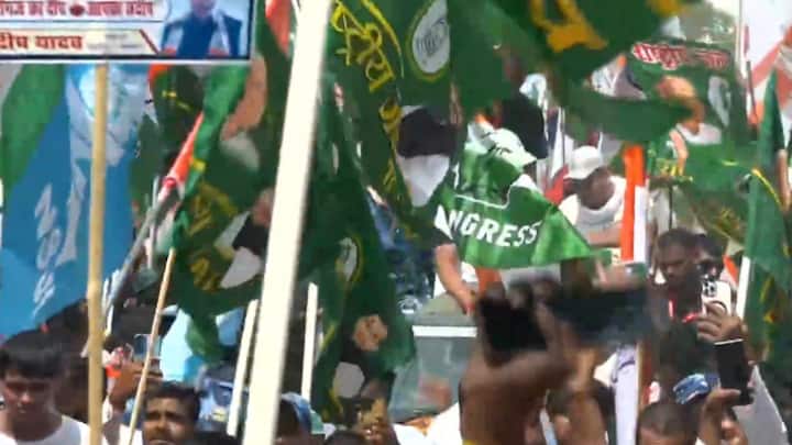वोटर अधिकार यात्रा का मकसद मतदाताओं को जागरूक करना और निर्वाचन आयोग के इस फैसले का विरोध करना है. बिहार में जारी यात्रा में पहली बार कांग्रेस नेता प्रियंका गांधी की पहली भागीदारी देखने को मिली.