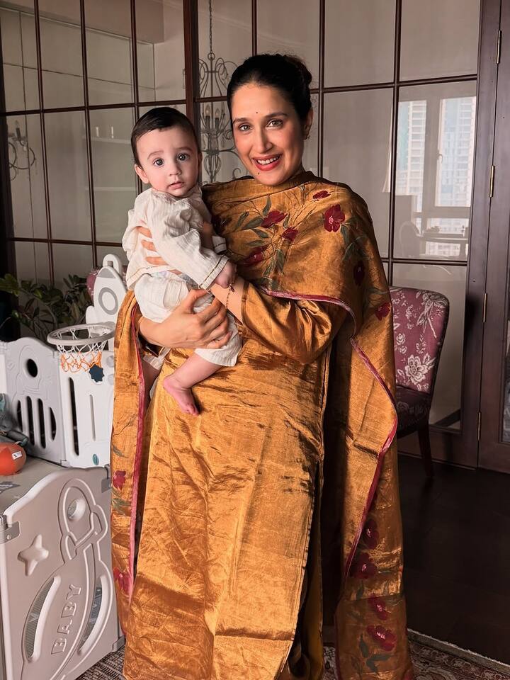 गणेश उत्सव के मौके पर पूर्व एक्ट्रेस इस आउटफिट में बहुत खूबसूरत लग रही हैं. गोल्डन सूट पहने सागरिका अपने बेटे को गोद में लिए दिख रही हैं.