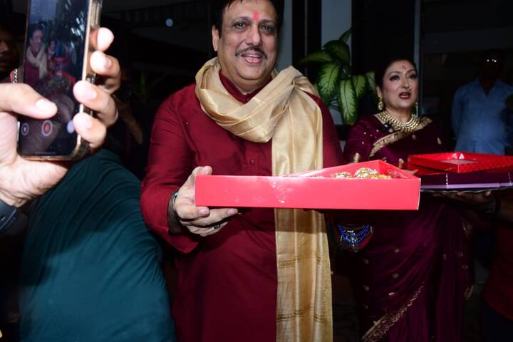 During this, both of them smiled and took pictures with each other. Both distributed the offerings of Ganapati to everyone with their hands.