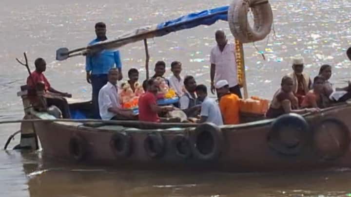 कोकणातील दुर्गम गावांमध्ये आजही बाप्पाला होडीतून किंवा डोक्यावरुन घरी आणले जाते.