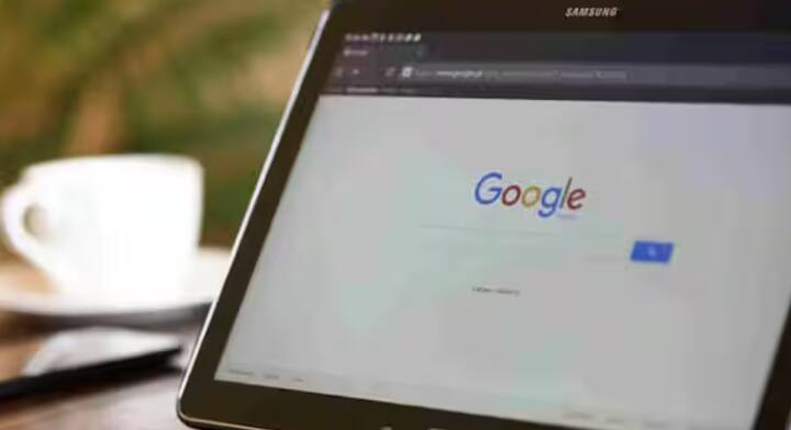 ਗੂਗਲ 'ਤੇ ਬੈਂਕਿੰਗ ਫਰਾਡ, ਜਾਅਲੀ ਨੋਟ ਬਣਾਉਣ ਦੇ ਤਰੀਕਿਆਂ ਜਾਂ ਹੈਕਿੰਗ ਟ੍ਰਿਕਸ ਨੂੰ ਸਰਚ ਕਰਨਾ ਵੀ ਬਹੁਤ ਖ਼ਤਰਨਾਕ ਹੈ। ਇਹ ਸਿੱਧੇ ਤੌਰ 'ਤੇ ਅਪਰਾਧ ਦੀ ਸ਼੍ਰੇਣੀ ਵਿੱਚ ਆਉਂਦਾ ਹੈ ਅਤੇ ਸਾਈਬਰ ਪੁਲਿਸ ਤੁਰੰਤ ਸੁਚੇਤ ਹੋ ਜਾਂਦੀ ਹੈ। ਕਈ ਵਾਰ, ਸ਼ੱਕੀ ਖੋਜ ਕਰਨ ਵਾਲਿਆਂ ਨੂੰ ਟਰੈਕ ਕੀਤਾ ਜਾਂਦਾ ਹੈ ਅਤੇ ਤੁਰੰਤ ਗ੍ਰਿਫਤਾਰ ਕੀਤਾ ਜਾਂਦਾ ਹੈ।