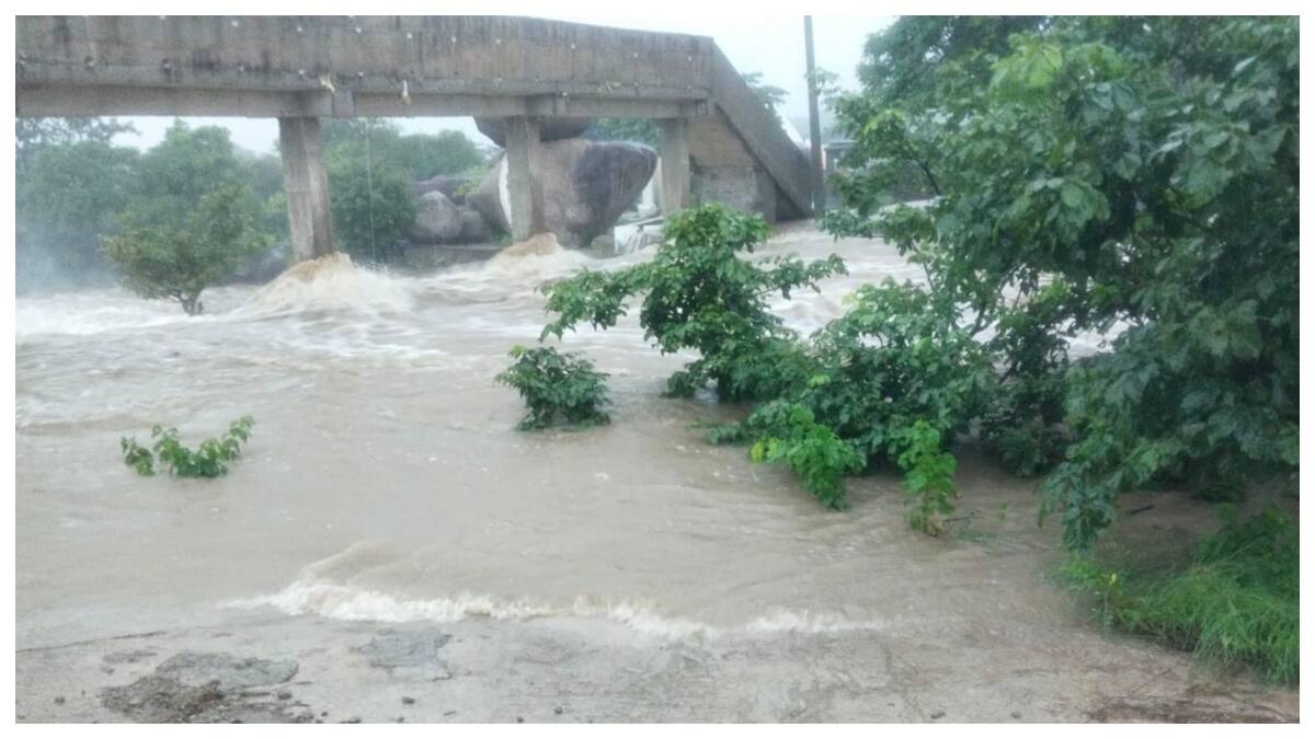 Heavy Rains In Karimnagar And Medak: భారీ వర్షాలకు నీట మునిగిన ఉమ్మడి కరీంనగర్, మెదక్ జిల్లాలు- విద్యాసంస్థలకు గురువారం హాలిడే