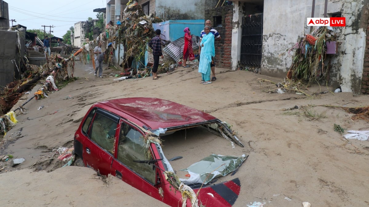 जम्मू-कश्मीर में आपदा की पुरानी और नई तस्वीरें शेयर कर उमर अब्दुल्ला का सवाल, '2014 के बाद 11 सालों में...