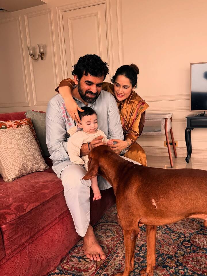 गणेश चतुर्थी के मौके पर जहीर खान और सागरिका घटगे ने अपने बेटे फतेह सिंह खान का चेहरा दुनिया को दिखाया है. बुधवार को कपल ने अपने इंस्टाग्राम हैंडल पर गणेश चतुर्थी की फोटोज शेयर की हैं.