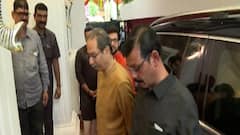 Uddhav Thackeray : उद्धव ठाकरेंनी सहकुटुंब घेतलं राज ठाकरेंच्या बाप्पाचं दर्शन, पाहा फोटो