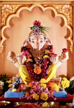 Photos: CM देवेंद्र फडणवीस के घर विराजे भगवान गणेश, बेटी और पत्नी के साथ किया बप्पा का स्वागत