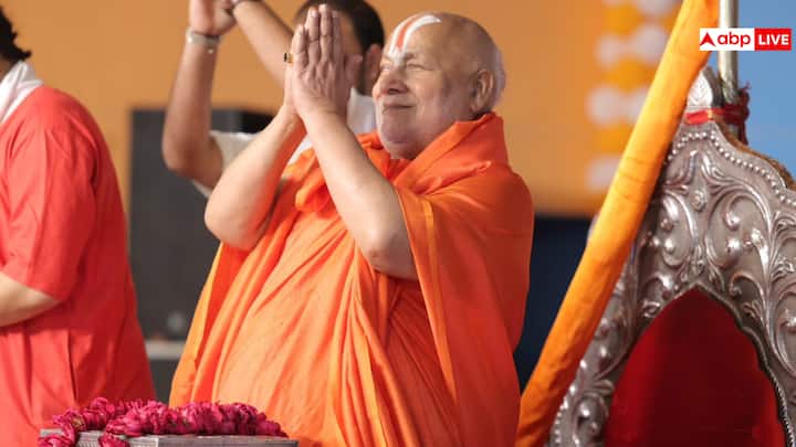 जगद्गुरु रामभद्राचार्य और संत प्रेमानंद महाराज के बीच संस्कृत ज्ञान को लेकर छिड़ा विवाद पूरे संत समाज में चर्चा का विषय बना हुआ है.