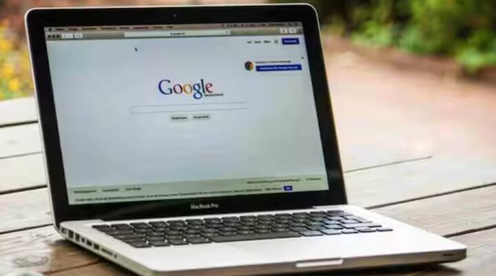 ਇੱਕ ਹੋਰ ਗਲਤੀ ਜੋ ਲੋਕ ਅਕਸਰ ਕਰਦੇ ਹਨ ਉਹ ਹੈ ਕਿਸੇ ਵਿਅਕਤੀ, ਸੰਗਠਨ ਜਾਂ ਧਰਮ ਵਿਰੁੱਧ ਅਪਮਾਨਜਨਕ ਕੰਟੈਂਟ ਦੀ ਖੋਜ ਕਰਨਾ ਜਾਂ ਸਾਂਝਾ ਕਰਨਾ। ਇਹ ਸਾਈਬਰ ਅਪਰਾਧ ਦੀ ਸ਼੍ਰੇਣੀ ਵਿੱਚ ਆਉਂਦਾ ਹੈ ਅਤੇ ਇਸ ਵਿਰੁੱਧ ਆਈਟੀ ਐਕਟ ਤਹਿਤ ਕਾਰਵਾਈ ਕੀਤੀ ਜਾਂਦੀ ਹੈ। ਅਜਿਹੇ ਮਾਮਲਿਆਂ ਵਿੱਚ, ਸੋਸ਼ਲ ਮੀਡੀਆ ਅਤੇ ਗੂਗਲ ਦੋਵਾਂ ਦੇ ਸਰਚ ਹਿਸਟਰੀ ਦੀ ਜਾਂਚ ਕੀਤੀ ਜਾਂਦੀ ਹੈ।