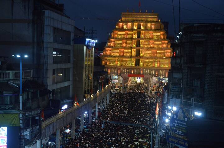 मुख्य मंदिरापासून फुलांनी सजविलेल्या आकर्षक रथातून श्रीं ची आगमन मिरवणूक काढण्यात आली. आकर्षक फुलांची सजावट आणि रथावर भगवान पद्मनाभ स्वामींची भव्य निद्रिस्त मूर्ती लावण्यात आली होती.