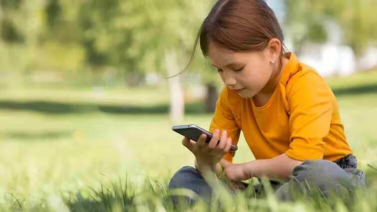 Kids Screen Addiction: બાળકોને કેવી રીતે મોબાઈલથી રાખશો દૂર? પેરેન્ટિંગમાં ખૂબ કામ આવશે આ ટિપ્સ how to make children practice mobile fasting effective parenting tips Kids Screen Addiction: બાળકોને કેવી રીતે મોબાઈલથી રાખશો દૂર? પેરેન્ટિંગમાં ખૂબ કામ આવશે આ ટિપ્સ