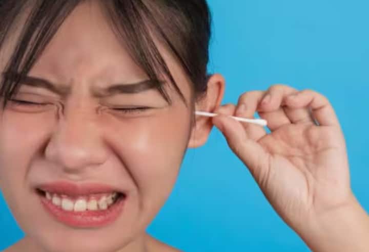 फंगल और बैक्टीरियल संक्रमण: कानों में नमी और गंदगी बैक्टीरिया और फंगस को पनपने का मौका देती है। इससे खुजली, दुर्गंध और कभी-कभी कानों से पानी या मवाद निकलने जैसी समस्याएं हो सकती हैं।
