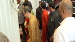 Uddhav Thackeray : उद्धव ठाकरेंनी सहकुटुंब घेतलं राज ठाकरेंच्या बाप्पाचं दर्शन, पाहा फोटो