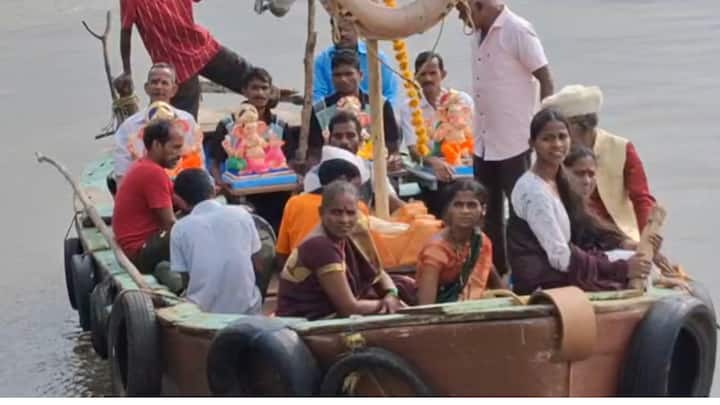 कोकणात गौरी गणपतीचा सण पारंपारिक पद्धतीने साजरा केला जातो.