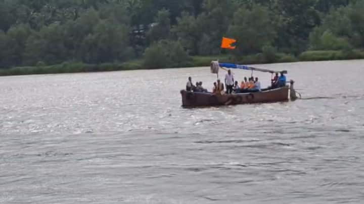 त्यामुळे पारंपारिक ढोल ताशांचा गजर करत कोकणात गावागावांमध्ये गणपतीचे आगमन होते. महिला, लहान मुलं देखील यामध्ये उत्साहाने सहभागी होतात.