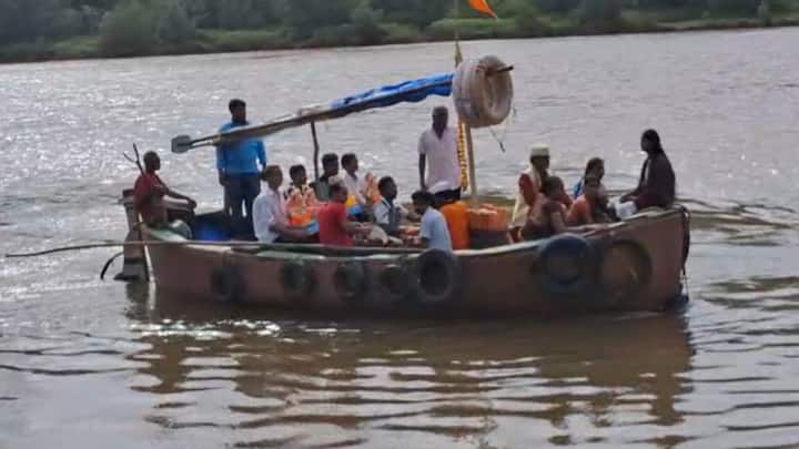 कोकणात पारंपरिक पद्धतीने गणपती बाप्पाचे आगमन