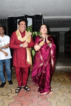 गोविंदा ने पत्नी सुनीता संग मनाई गणेश चतुर्थी, तलाक की अफवाहों पर लगाया ब्रेक, मिठाई भी बांटी