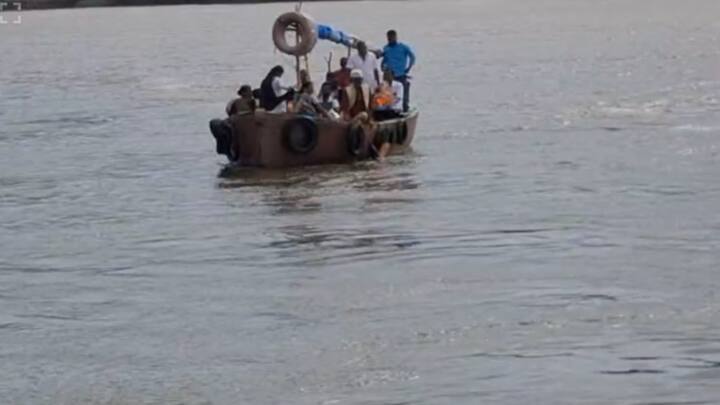 कोकणातील पारंपरिक पद्धतीने साजरा होणारा गणेशोत्सव आकर्षणाचा विषय आहे.