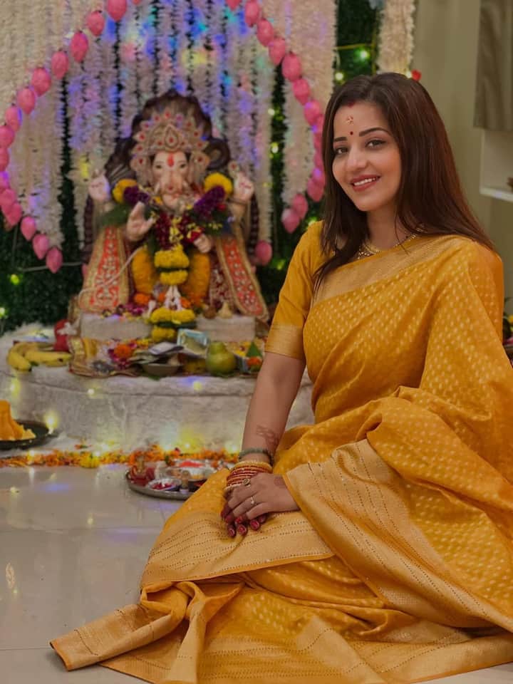 भोजपुरी इंडस्ट्री की पॉपुलर एक्ट्रेस मोनालिसा ने भी अपने घर में धूम–धाम से बप्पा का स्वागत किया. गणेश चतुर्थी मनाते हुए उन्होंने अपनी तस्वीरें सोशल मीडिया पर शेयर की है जिसे फैंस बहुत पसंद कर रहे हैं और जमकर इसपर अपना प्यार बरसा रहे हैं.