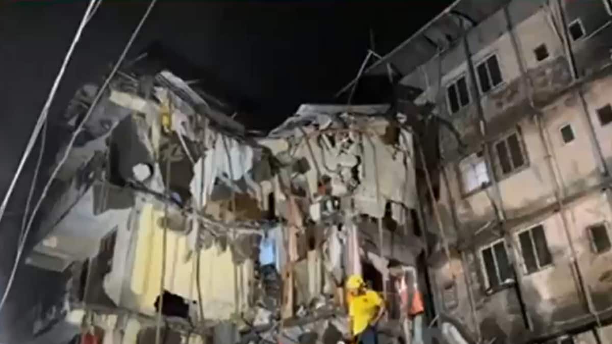 గణపతి మందిరం దగ్గర కూలిన 4 అంతస్తుల భవనం, ఇద్దరు మృతి, శిథిలాల కింద చాలా మంది చిక్కుకున్నారు