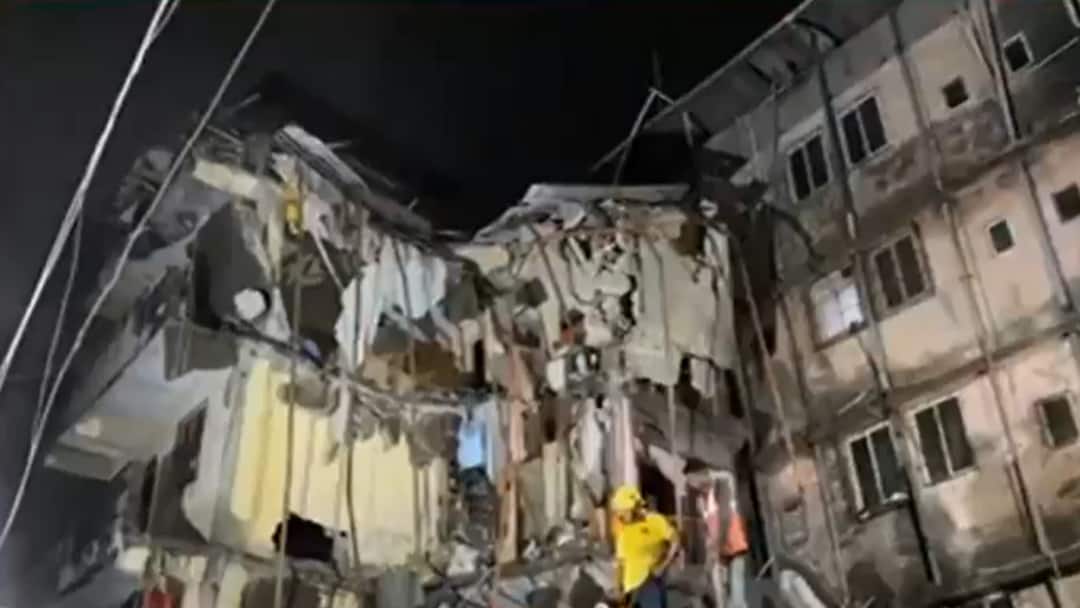 గణపతి మందిరం దగ్గర కూలిన 4 అంతస్తుల భవనం, ఇద్దరు మృతి, శిథిలాల కింద బాధితులు Building collapsed near Ganpati temple in Vasai Virar in Maharashtra many people feared trapped rescue operation underway గణపతి మందిరం దగ్గర కూలిన 4 అంతస్తుల భవనం, ఇద్దరు మృతి, శిథిలాల కింద బాధితులు