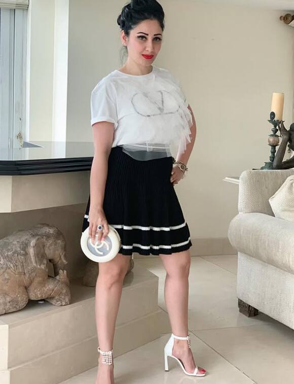 मान्यता को स्कर्ट पहनना बहुत पसंद हैं. हाई हील्स और लाउड मेकअप मान्यता पर खूब जंचता है.