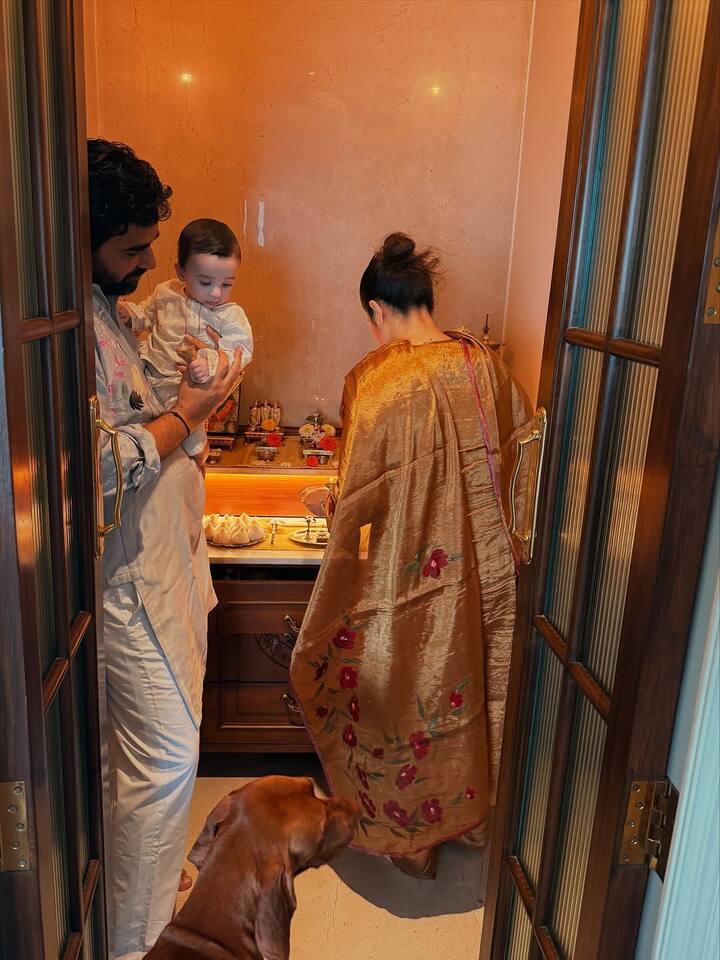 वायरल फोटोज में जहीर इकबाल को भी अपनी पत्नी के साथ पूजा करते देखा गया. इस दौरान ट्रेडिशनल आउटफिट में जहीर खान भी बहुत हैंडसम लग रहे थे.