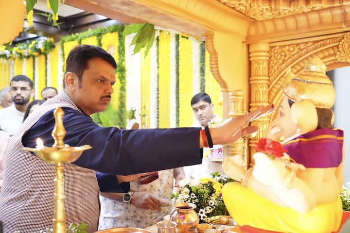 त्योहार के मौके पर राज ठाकरे और उद्धव ठाकरे के बीच हुई मुलाकात और मुंबई में आगामी निकाय चुनाव पर इसके प्रभाव के बारे में पूछे जाने पर फडणवीस ने कहा, ‘‘भगवान गणपति ने उन्हें फिर से एक होने की बुद्धि दी है. वे हमेशा साथ रहें. क्या हम कम से कम एक दिन के लिए राजनीति को किनारे रख सकते हैं?’’