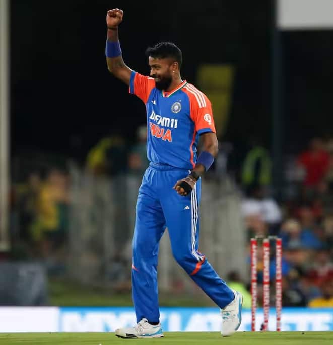 ટી-20 આંતરરાષ્ટ્રીયમાં ભારત માટે સૌથી વધુ ઓવર ફેંકનારા 7 બોલરો વિશે જાણો. નંબર વન પર ખેલાડી જોઈને તમને આશ્ચર્ય થશે. ભારતીય ઓલરાઉન્ડર હાર્દિક પંડ્યા T20 આંતરરાષ્ટ્રીયમાં ભારત માટે સૌથી વધુ ઓવર ફેંકવાનો રેકોર્ડ ધરાવે છે. ટીમમાં આટલા બધા મુખ્ય ફાસ્ટ બોલરો હોવા છતાં ટોચ પર એક ઓલરાઉન્ડર છે. હાર્દિકે અત્યાર સુધી 302.5 ઓવર ફેંકી છે.