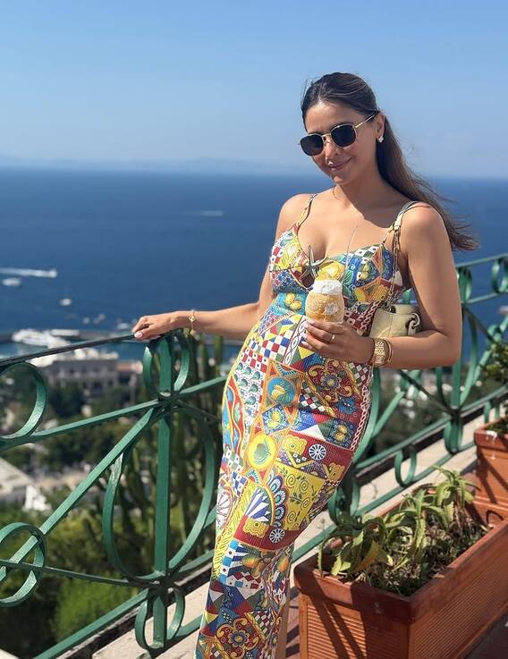 બ્લેક ચશ્મા અને બોડીકોન ડ્રેસમાં ગોર્જિયસ લાગી આમના