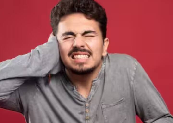 કાન આપણા શરીરનો એક નાજુક ભાગ છે અને આપણે ઘણીવાર તેના સ્વાસ્થ્યને અવગણીએ છીએ. ઘણી વખત આપણે થોડી ખંજવાળને સામાન્ય માનીને અવગણીએ છીએ, પરંતુ આ બેદરકારી પાછળથી મોટી સમસ્યાઓનું કારણ બની શકે છે. કાનમાં ખંજવાળ એ ફક્ત ગંદકીની નિશાની નથી, પરંતુ તે ચેપ, એલર્જી અથવા ગંભીર રોગોની નિશાની પણ હોઈ શકે છે.