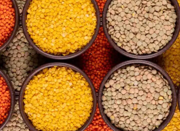 ਦਾਲਾਂ ਦਾ ਸੇਵਨ: ਛੋਲੇ, ਮਸੂਰ, ਮੂੰਗ ਅਤੇ ਰਾਜਮਾ ਵਰਗੀਆਂ ਦਾਲਾਂ ਪ੍ਰੋਟੀਨ ਅਤੇ ਫਾਈਬਰ ਦਾ ਇੱਕ ਵਧੀਆ ਸਰੋਤ ਹਨ। ਇਹਨਾਂ ਨੂੰ ਪਚਣ ਵਿੱਚ ਸਮਾਂ ਲੱਗਦਾ ਹੈ, ਜਿਸ ਨਾਲ ਬਲੱਡ ਸ਼ੂਗਰ ਦਾ ਪੱਧਰ ਕੰਟਰੋਲ ਵਿੱਚ ਰਹਿੰਦਾ ਹੈ। ਦੁਪਹਿਰ ਦੇ ਖਾਣੇ ਜਾਂ ਰਾਤ ਦੇ ਖਾਣੇ ਵਿੱਚ ਇੱਕ ਕਟੋਰੀ ਦਾਲ ਜ਼ਰੂਰ ਸ਼ਾਮਲ ਕਰੋ।