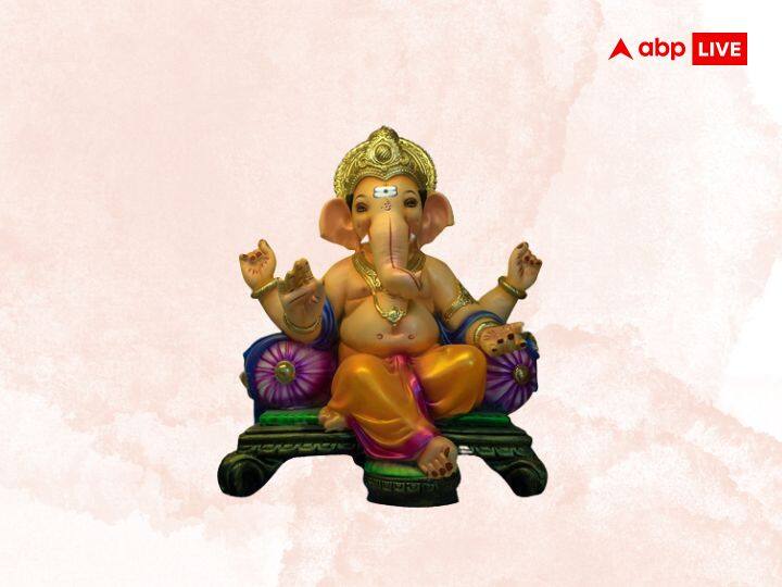 गणपति उत्सव में बप्पा का घर आना पूरे वातावरण को आध्यात्मिकता से भर देता है. बप्पा के घर आते हैं वातावरण पवित्र  और शुद्ध हो जाता है. लेकिन आपको भी ध्यान रखना होगा कि, जब तक गणपति आपके घर पर रहें, तब कुछ कामों को करने से बचें, वरना इसका असर सुख-शांति पर पड़ सकता है.