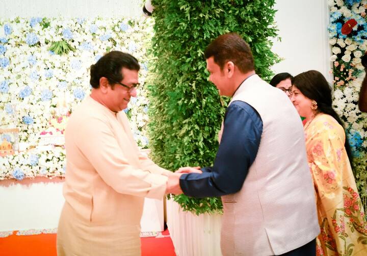 राज्यभर बाप्पाच्या आगमनाचा जल्लोष साजरा केला जात आहे . राजकीय वर्तुळातही भेटीगाठी होतायत .