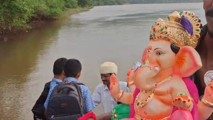 संगमेश्वर येथे गणपती बाप्पाला होडीतून घरी आणण्यात आले.