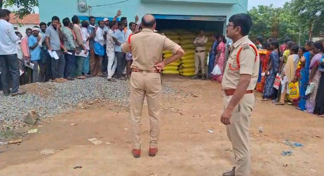 Adilabad Latest News: ఉమ్మడి ఆదిలాబాద్ జిల్లాలో రైతుల యూరియా కష్టాలు -  రోడ్డు ఎక్కుతున్న అన్నదాతలు