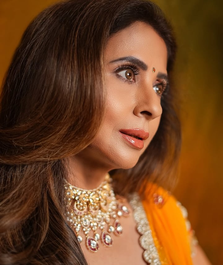 Their base is smooth and flawless, which is having natural glow to the skin. Deep Defined Eyes and Neutral Eyeshadow have been used. Glossy lipstick of pink-peach tone is chosen, which balances the entire look.