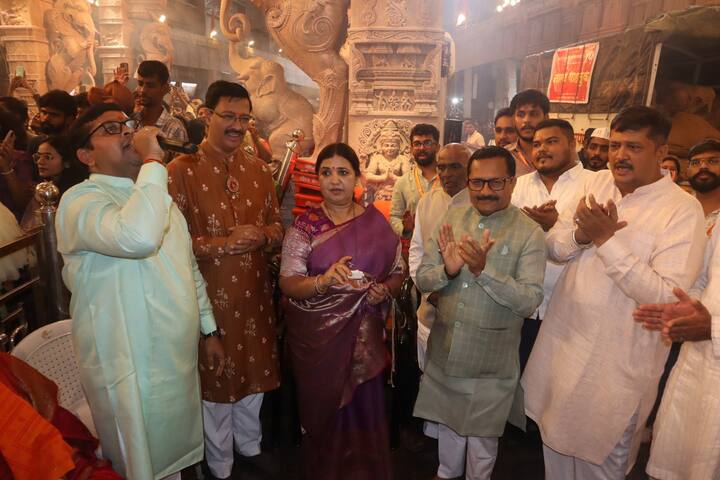 यावेळी ट्रस्टचे अध्यक्ष सुनील रासने, उपाध्यक्ष डॉ. रामचंद्र उर्फ बाळासाहेब परांजपे, उपाध्यक्ष माणिक चव्हाण, कोषाध्यक्ष महेश सूर्यवंशी, सरचिटणीस व आमदार हेमंत रासने, सहचिटणीस अमोल केदारी, उत्सव प्रमुख अक्षय गोडसे, सुवर्णयुग तरुण मंडळाचे अध्यक्ष प्रकाश चव्हाण, यतीश रासने, सौरभ रायकर, तुषार रायकर, मंगेश सूर्यवंशी, अमोल चव्हाण, विनायक रासने यांसह पदाधिकारी व कार्यकर्ते उपस्थित होते.