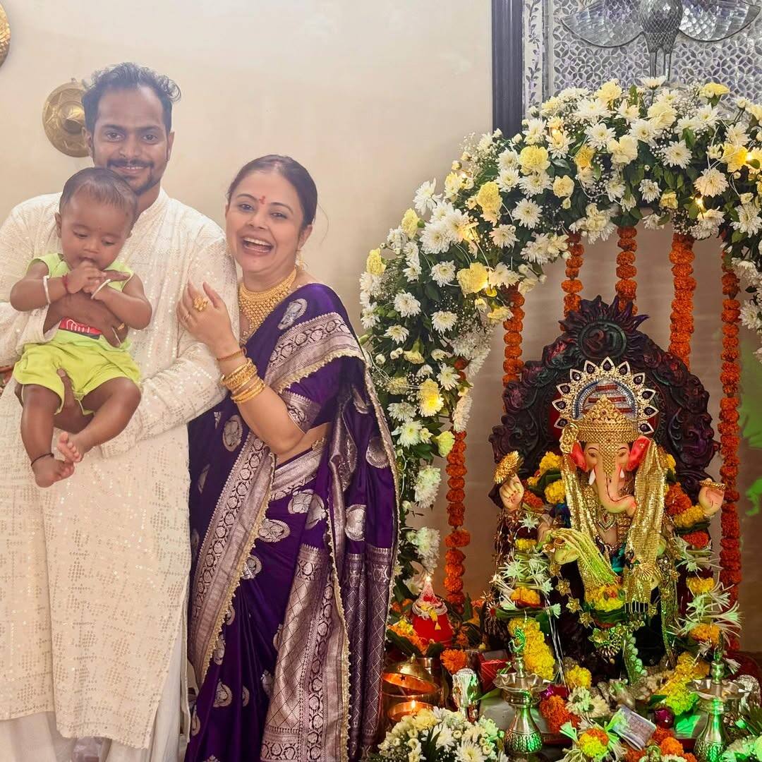 Devolina's husband Shahnawaz also looked handsome in Kurta Pajama. Consider on the idol of Ganpati Bappa, Hasina also did a spectacular decoration of Ganesha's pavilion. The pictures of Devolina celebrating Ganesh Chaturthi with their family are becoming increasingly viral on social media.