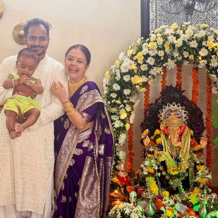 Devolina's husband Shahnawaz also looked handsome in Kurta Pajama. Consider on the idol of Ganpati Bappa, Hasina also did a spectacular decoration of Ganesha's pavilion. The pictures of Devolina celebrating Ganesh Chaturthi with their family are becoming increasingly viral on social media.