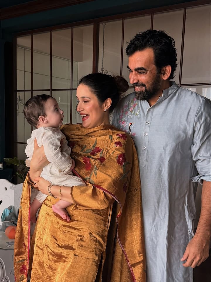 वायरल तस्वीरों में कपल अपने बेटे संग मस्ती करते और हंसते हुए नजर आ रहा है. फैंस भी उनकी इस पोस्ट पर लाइक्स और कमेंट्स कर रहे हैं.