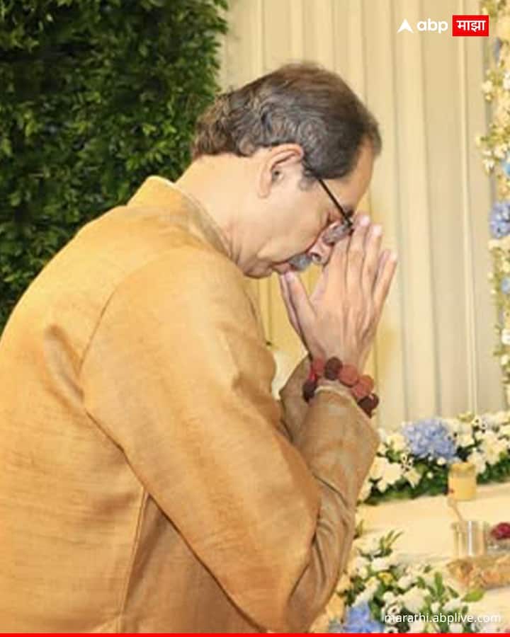 मनसे अध्यक्ष राज ठाकरे यांनी ठाकरेंच्या शिवसेनेचे प्रमुख उद्धव ठाकरे यांना गणेशोत्सवाचं निमंत्रण दिलं होतं.