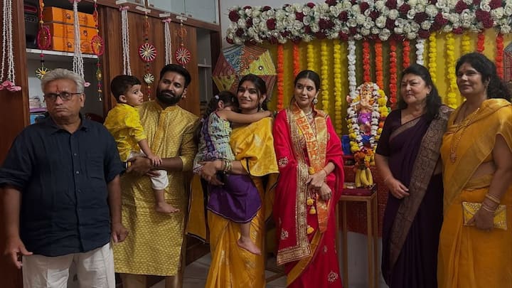 তবে এই অভিযোগ সম্পূর্ণ উড়িয়ে দিয়ে চারু জানিয়েছিলেন, তিনি রাজীবকে যাবতীয় তথ্য দিয়েই কন্যাকে নিয়ে বিকানেরে এসেছেন। কাজ না থাকার কারণে মুম্বইতে থাকার খরচ আর বহন করতে পারছেন না চারু। সেই কারণেই তিনি খানিকটা বাধ্য হয়েই জিয়ানাকে নিয়ে বিকানেরে চলে এসেছেন। তবে রাজীব ইচ্ছে করলেই দেখা করতে আসতে পারেন তাঁর সঙ্গে।