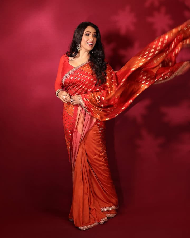 In this picture, Rupali is seen in a royal look. She is wearing a Banarasi saree with deep red and orange shades, on which the work of Golden Zari has been done. The flying pallu has made his entire look dry. Open hair, nude makeup and bangles in their hands are completing their look.