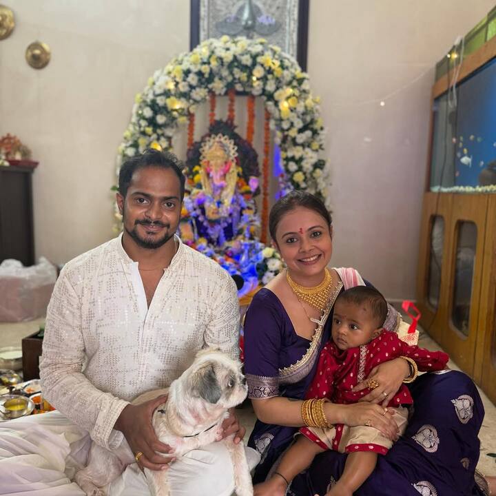 During this time, the actress carried gold jewelery with a purple color saree. People are sitting on this picture of the actress sitting next to the husband with their son in the lap. The actress's son Shan also looks very cute wearing kurta pajamas.