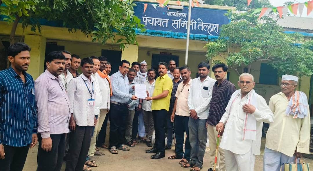 एका शिक्षकाची बदली रद्द करण्यासाठी अख्खं गाव रस्त्यावर; शिक्षक बदलून गेले तर शाळेलाच लावू कुलूप