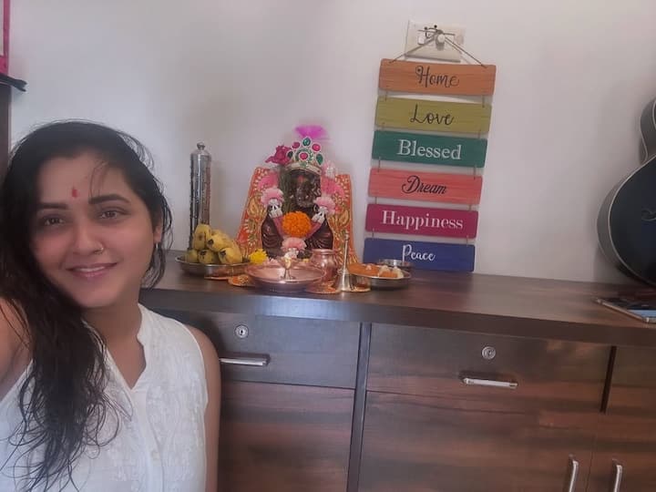 पॉपुलर अदाकारा काजल राघवानी ने भी अपने घर में बप्पा का स्वागत किया और पूरे श्रद्धा भाव से उनकी पूजा अर्चना की. इसकी तस्वीर एक्ट्रेस ने सोशल मीडिया पर शेयर की है. व्हाइट कलर के कुर्ती में एक्ट्रेस का सादगी भरा लुक फैंस का दिल जीत रहा है.