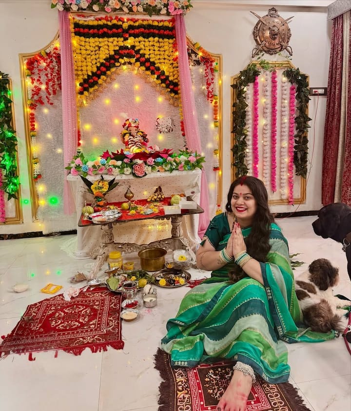 भोजपुरी इंडस्ट्री की पॉपुलर एक्ट्रेस निधि झा ने गणेश चतुर्थी के खास मौके पर एक खूबसूरत तस्वीर अपने इंस्टाग्राम हैंडल पर पोस्ट की. इस वायरल फोटो में वो  पारंपरिक अंदाज में नजर आ रही हैं. तस्वीर में एक्ट्रेस अपने घर के फर्श पर बैठी हुई दिख रही हैं और उनके पीछे बेहद सुंदर गणपति बप्पा की मूर्ति रखी है. वह हाथ जोड़कर भगवान गणेश को नमन कर रही हैं और कैमरे की तरफ मुस्कुराते हुए देख रही हैं.