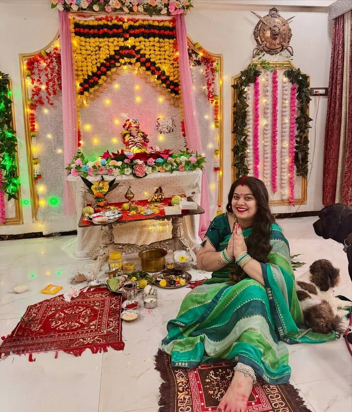 एक्ट्रेस ने हरे रंग की साड़ी पहनी हुई है जो उन पर काफी अच्छी लग रही है. इसके साथ ही  उन्होंने अपने बालों को खुला छोड़ा हुआ है और हाथों में हरे रंग की चूड़ियां पहनी हैं, जो उनके लुक को और भी पारंपरिक बना रही है. खास बात यह है कि फोटो में उनके दो प्यारे पालतू डॉग्स भी नजर आ रहे हैं, जो उनके पास बैठकर इस खास पल का हिस्सा बन रहे हैं. फोटो के साथ निधि ने एक दिल को छू लेने वाला कैप्शन भी लिखा, 'भगवान गणेश हमें चुनौतियों पर विजय पाने की शक्ति, सही चुनाव करने की बुद्धि और सकारात्मकता फैलाने का प्रेम प्रदान करें'. निधि की इस पोस्ट पर फैंस जमकर कमेंट्स कर रहे हैं.