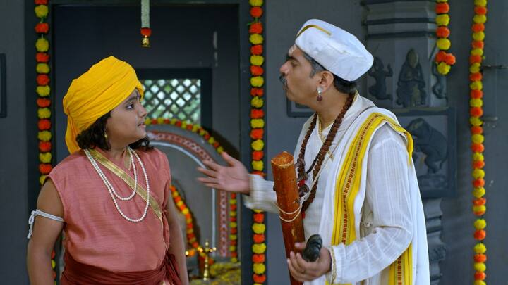 याच क्षणी गावकऱ्यांसमोर एक बालक 