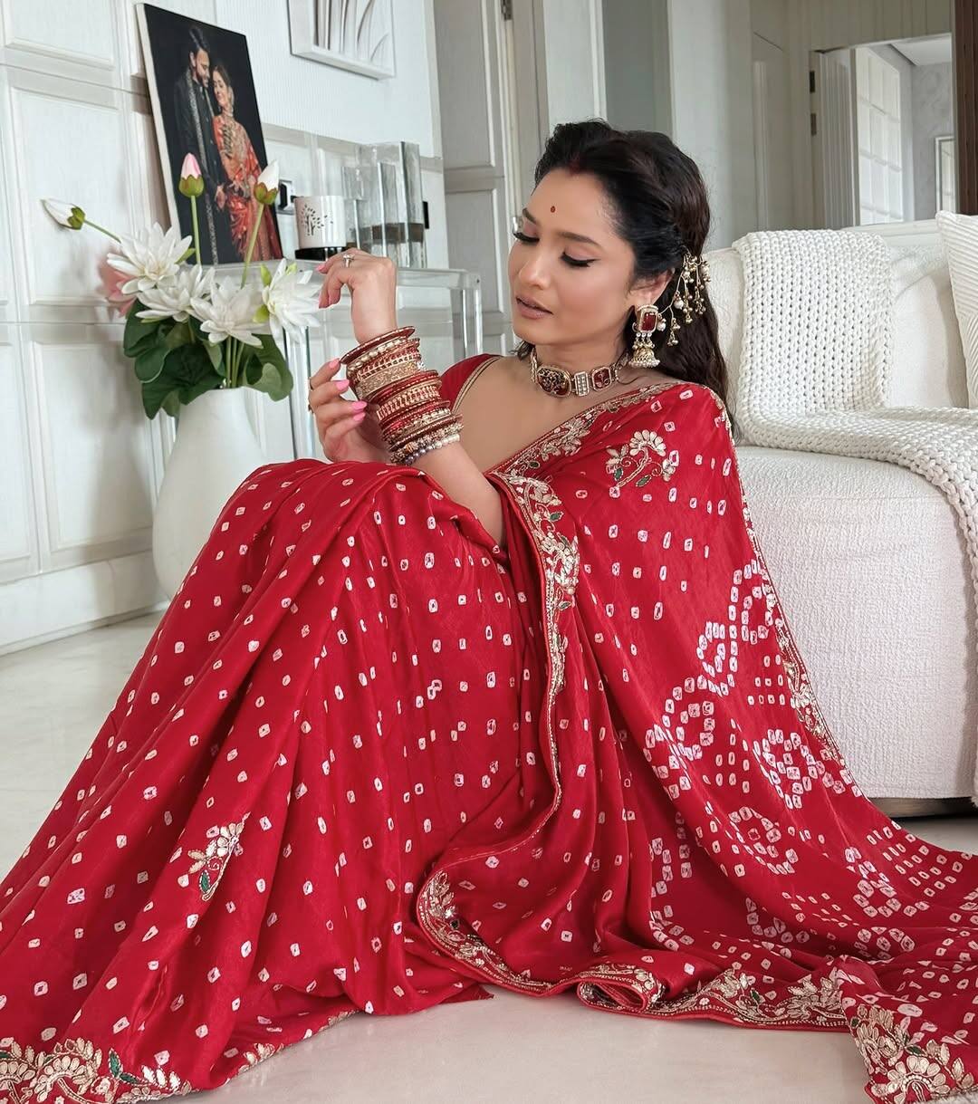 During this, Ankita Lokhande's look also looked quite royal. She wore a red saree and paired heavy jewelery with it. She looks no less than a nymph in red dot and open hair.
